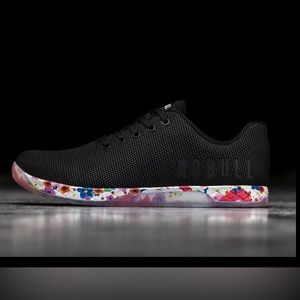 Nobull Black Daisy Trainer size 7 in like new condition. These are adorable